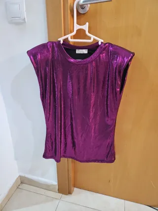 Camiseta fiesta hombreras brillante morada