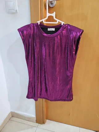 Camiseta fiesta hombreras brillante morada