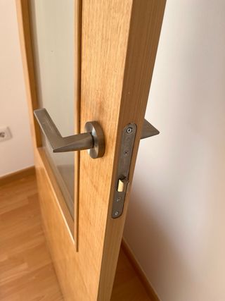 Puerta madera con cristal