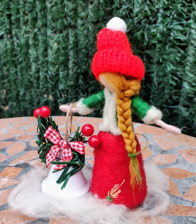 Bella bambola natalizia in feltro e lana