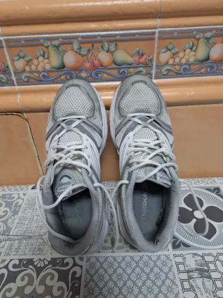 Zapatillas Reebok Gris y Blancas