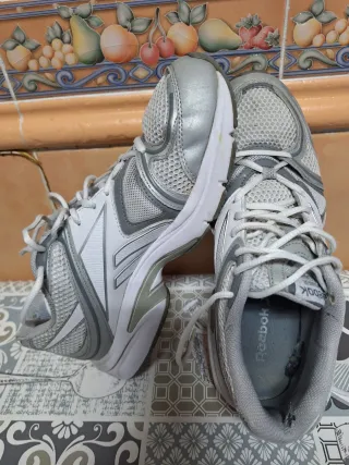 Zapatillas Reebok Gris y Blancas