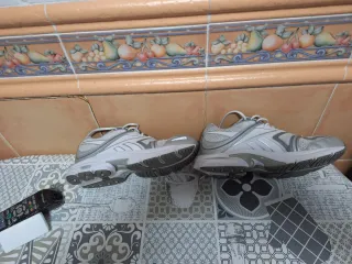 Zapatillas Reebok Gris y Blancas