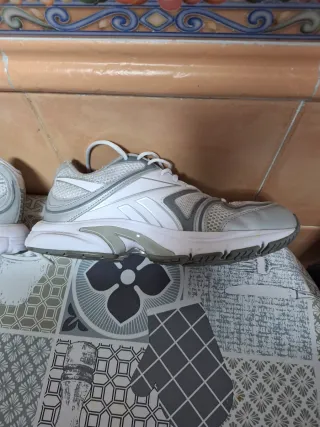 Zapatillas Reebok Gris y Blancas