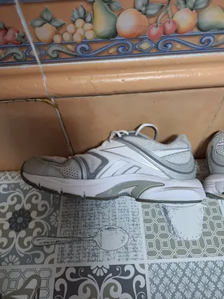 Zapatillas Reebok Gris y Blancas