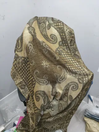 Pashmina fular estampado paisley marrón y dorado