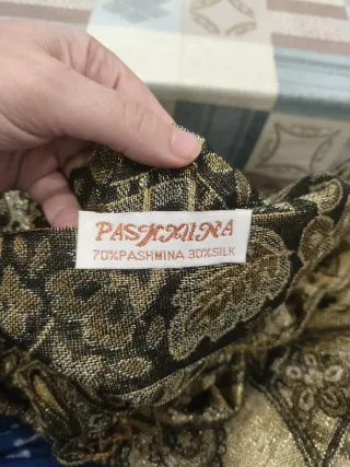 Pashmina fular estampado paisley marrón y dorado