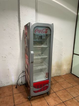 Nevera expositora Coca-Cola