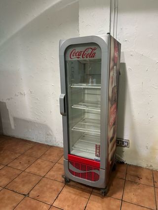 Nevera expositora Coca-Cola