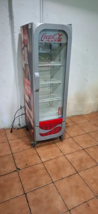 Nevera expositora Coca-Cola