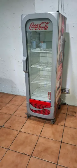 Nevera expositora Coca-Cola