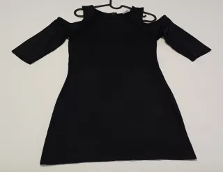 Vestido negro antelina con hombros descubiertos