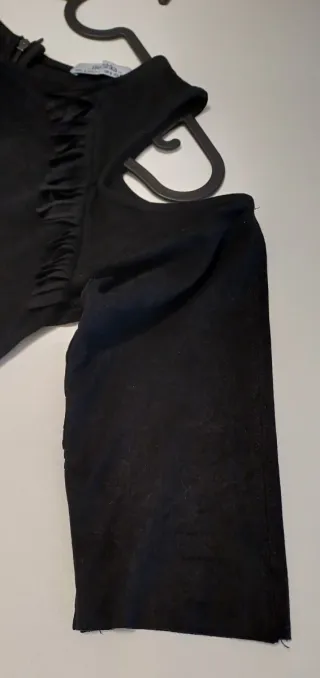 Vestido negro antelina con hombros descubiertos