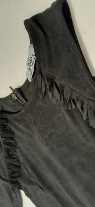 Vestido negro antelina con hombros descubiertos
