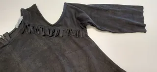 Vestido negro antelina con hombros descubiertos