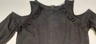 Vestido negro antelina con hombros descubiertos