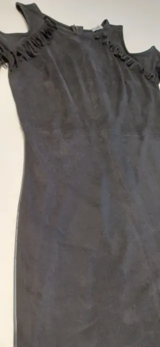 Vestido negro antelina con hombros descubiertos