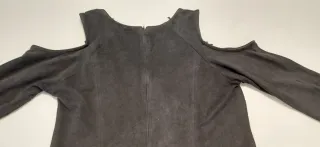 Vestido negro antelina con hombros descubiertos