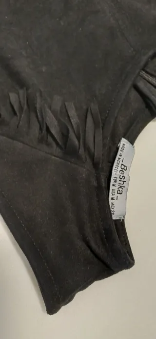 Vestido negro antelina con hombros descubiertos