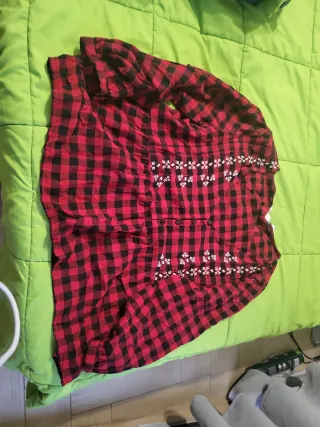 Blusa a cuadros roja y negra