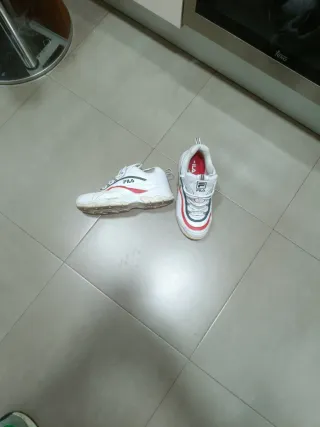 Zapatillas Fila Unisex Blancas y Rojas