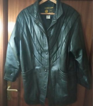 Chaquetón de cuero negro