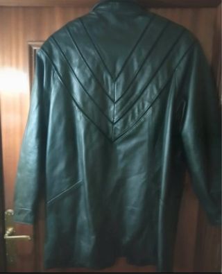 Chaquetón de cuero negro