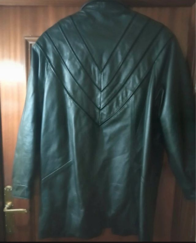 Chaquetón de cuero negro