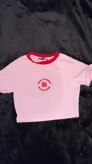 Crop top rosa con cuello rojo