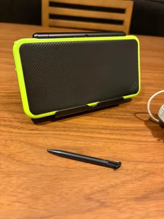 New Nintendo 2DS XL Negra y Amarilla