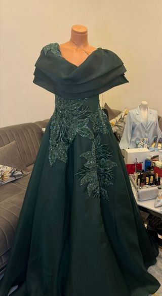 Vestido de fiesta verde con pedrería