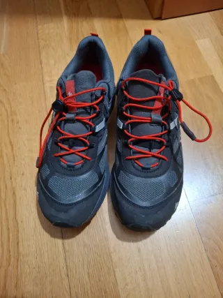 Zapatos de montaña grises y rojos