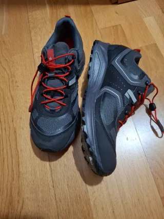 Zapatos de montaña grises y rojos