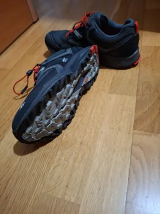 Zapatos de montaña grises y rojos