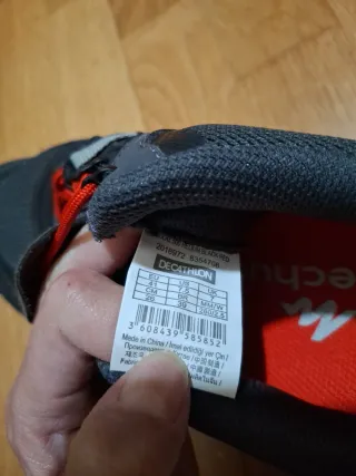 Zapatos de montaña grises y rojos