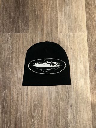 Cuffia Corteiz Nera con Logo Bianco