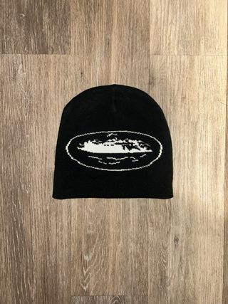 Cuffia Corteiz Nera con Logo Bianco