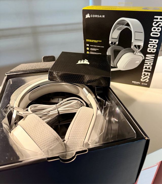 Fones de ouvido Corsair HS80 RGB Wireless brancos