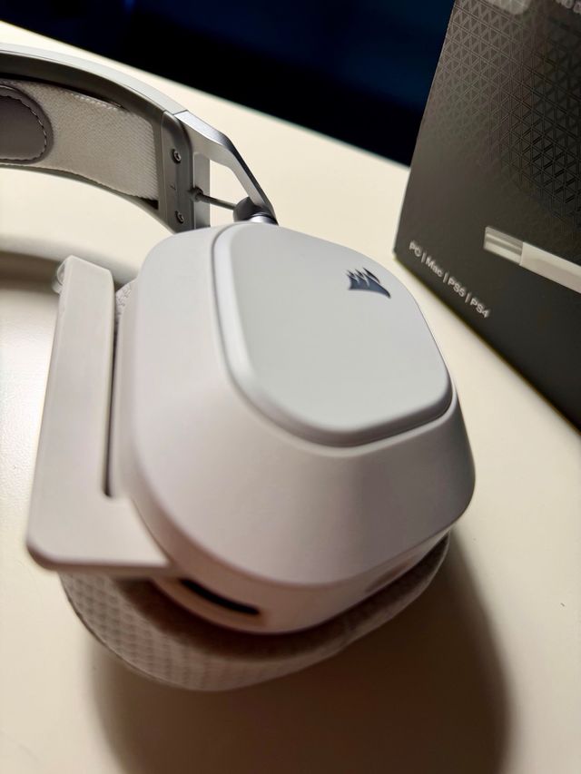 Fones de ouvido Corsair HS80 RGB Wireless brancos