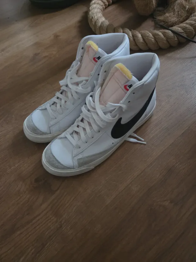 Nike Blazer Mid 77 Gris y Blanco