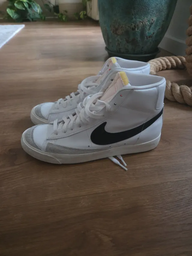 Nike Blazer Mid 77 Gris y Blanco