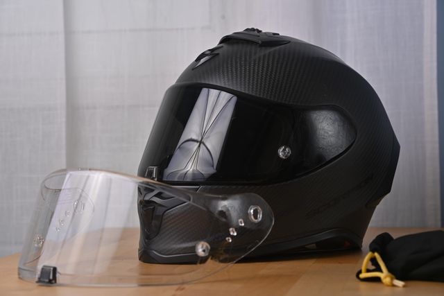 Casco Scorpion R1 Carbon