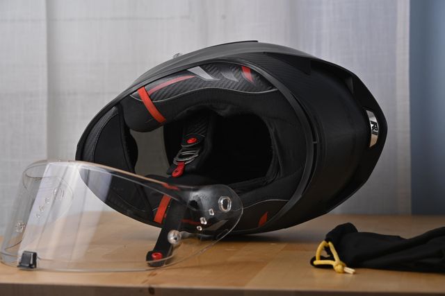 Casco Scorpion R1 Carbon
