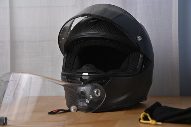 Casco Scorpion R1 Carbon