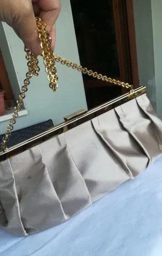 Bolso de fiesta beige con cadena dorada
