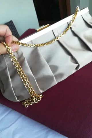Bolso de fiesta beige con cadena dorada