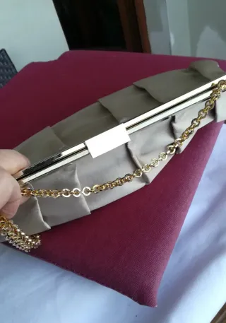 Bolso de fiesta beige con cadena dorada