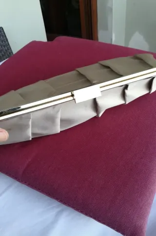 Bolso de fiesta beige con cadena dorada