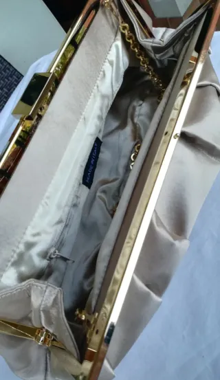 Bolso de fiesta beige con cadena dorada