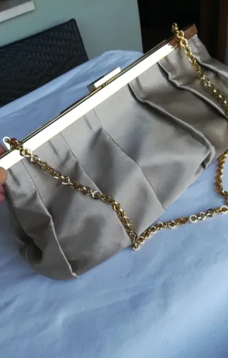 Bolso de fiesta beige con cadena dorada